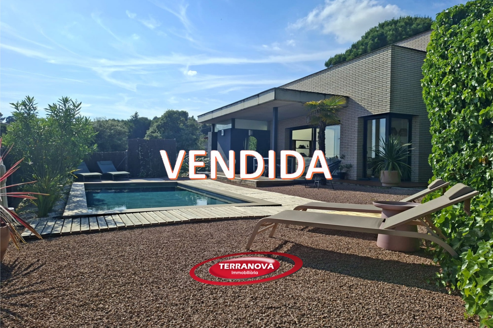 ELEGANTE Y EXCLUSIVA CASA CON PISCINA CON ACABADOS DE 1ª CALIDAD