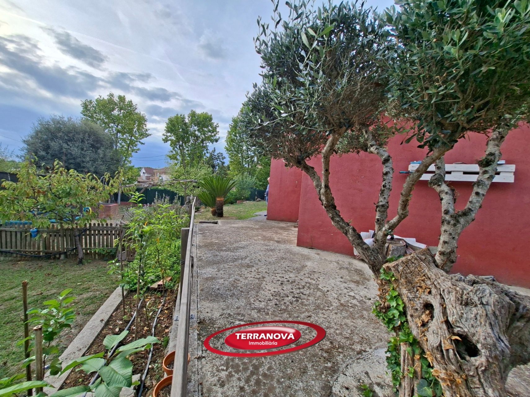 CASA EN UNA SOLA PLANTA CON GRAN PARCELA Y EXCELENTE UBICACIÓN