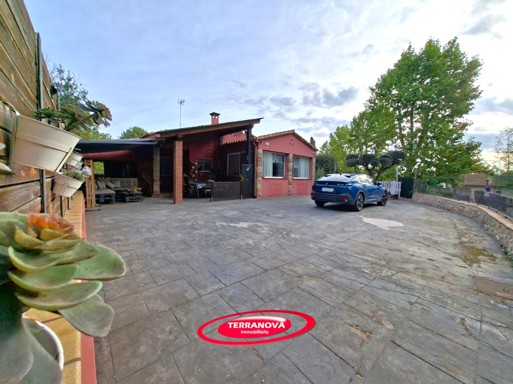 CASA EN UNA SOLA PLANTA CON GRAN PARCELA Y EXCELENTE UBICACIÓN