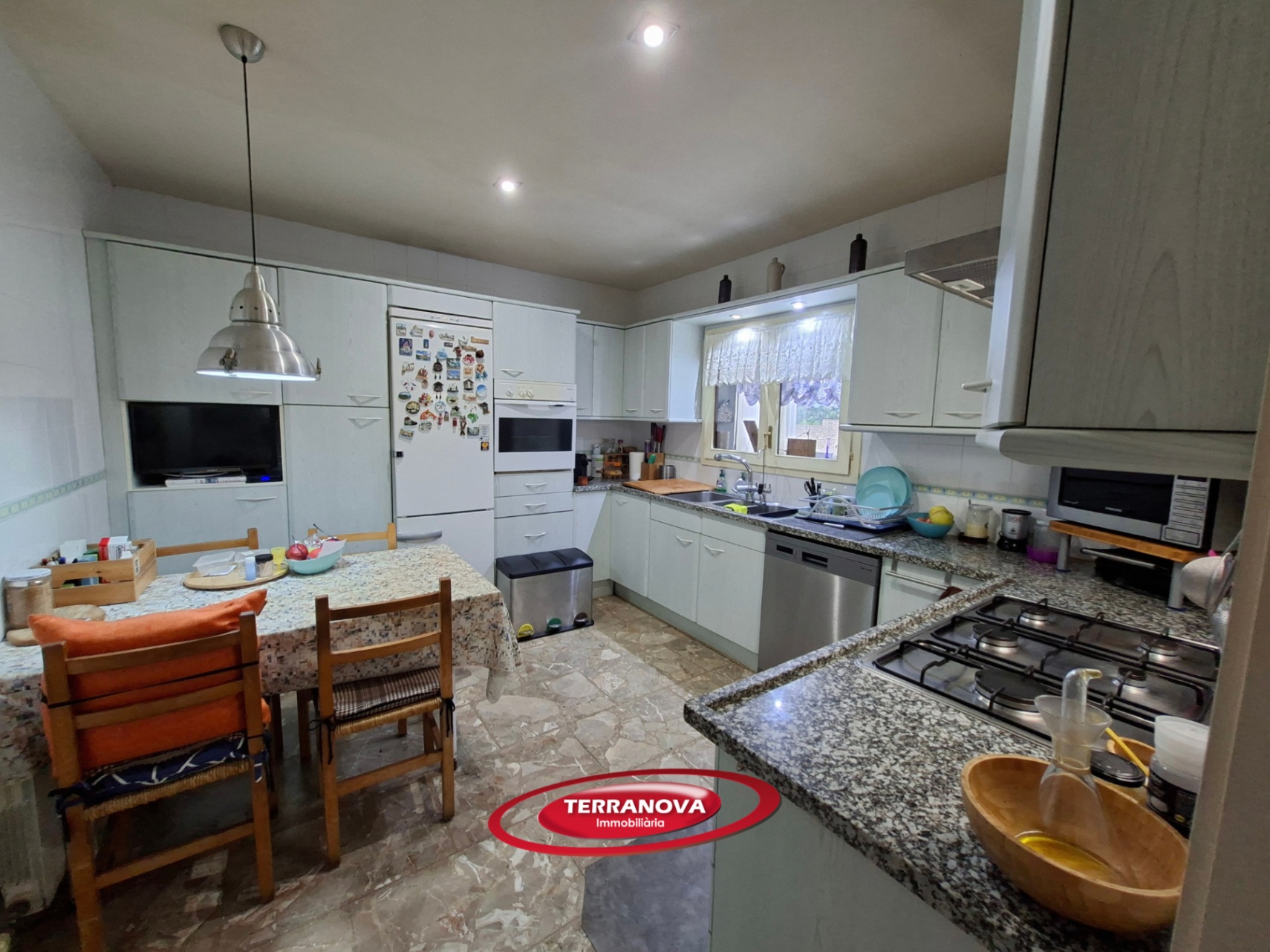 CASA EN UNA SOLA PLANTA CON GRAN PARCELA Y EXCELENTE UBICACIÓN