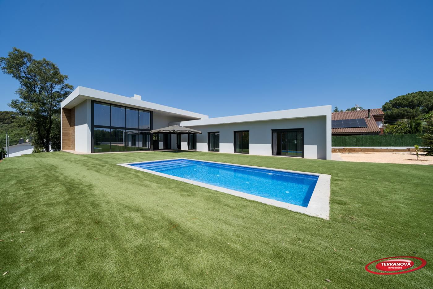 SENSATIONAL HOUSE WITH POOL FOR SALE