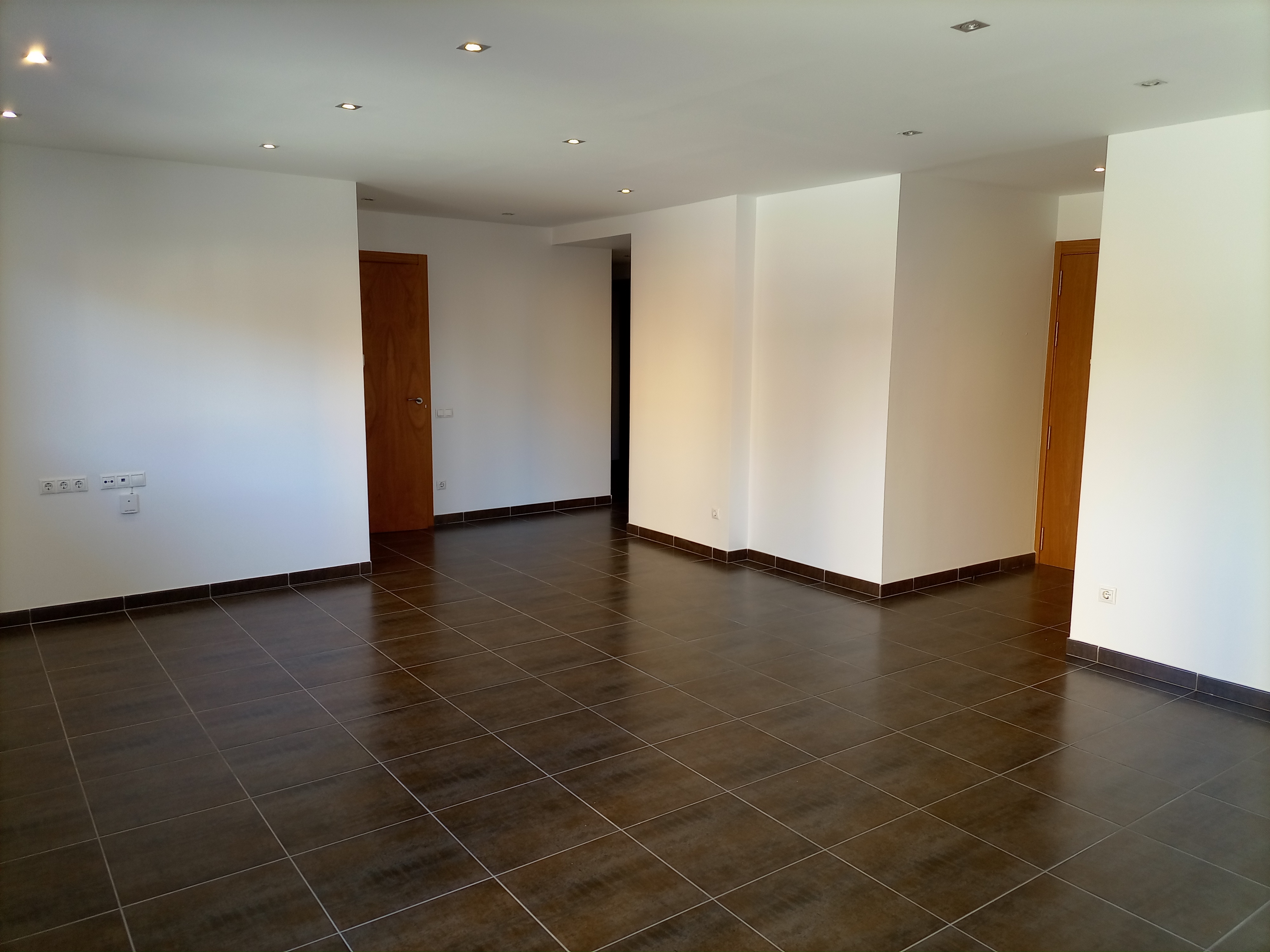 SUNNY APARTMENT WITH 3 BEDROOMS FOR RENT